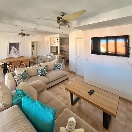 Very Spacious 2 Bed In Castle Harbour C203 アパート